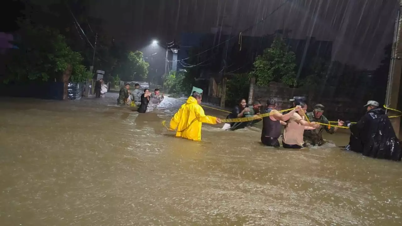 VIDEO: cae en alcantarilla durante tormenta en Minatitlán y lo salvan de ser arrastrado por la corriente