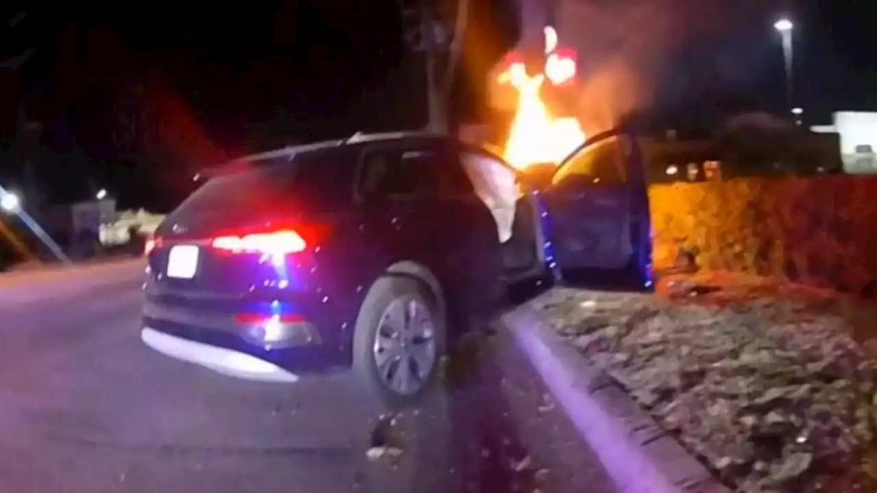 VIDEO: policías rescatan a hombre de vehículo en llamas y lo salvan una muerte segura