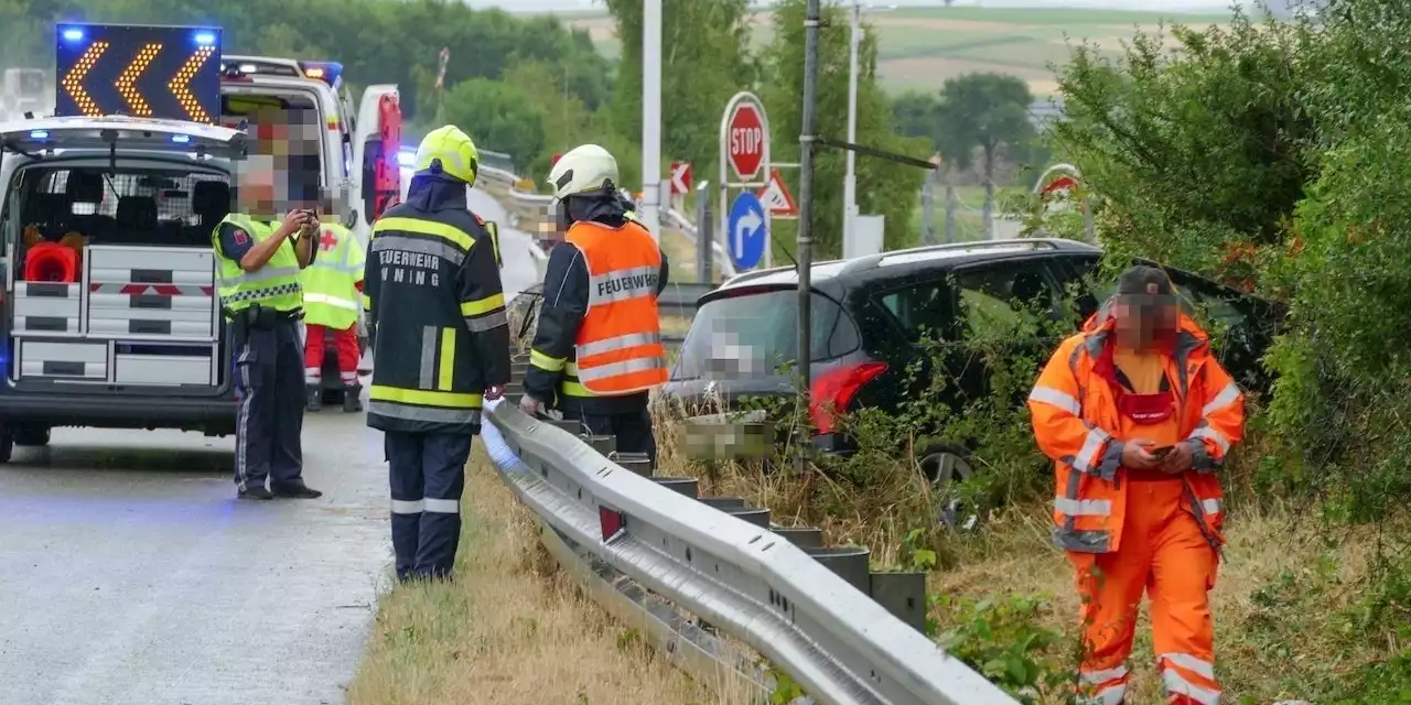 Frau und Hund schlittern mit Pkw über Böschung bei A1