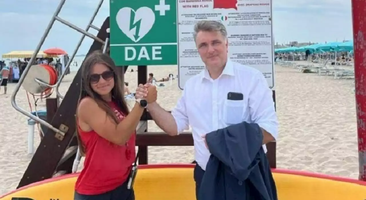 Malore e arresto cardiaco mentre fa jogging in spiaggia: salvato dalla bagnina 18enne Elena con defibrillatore e massaggio