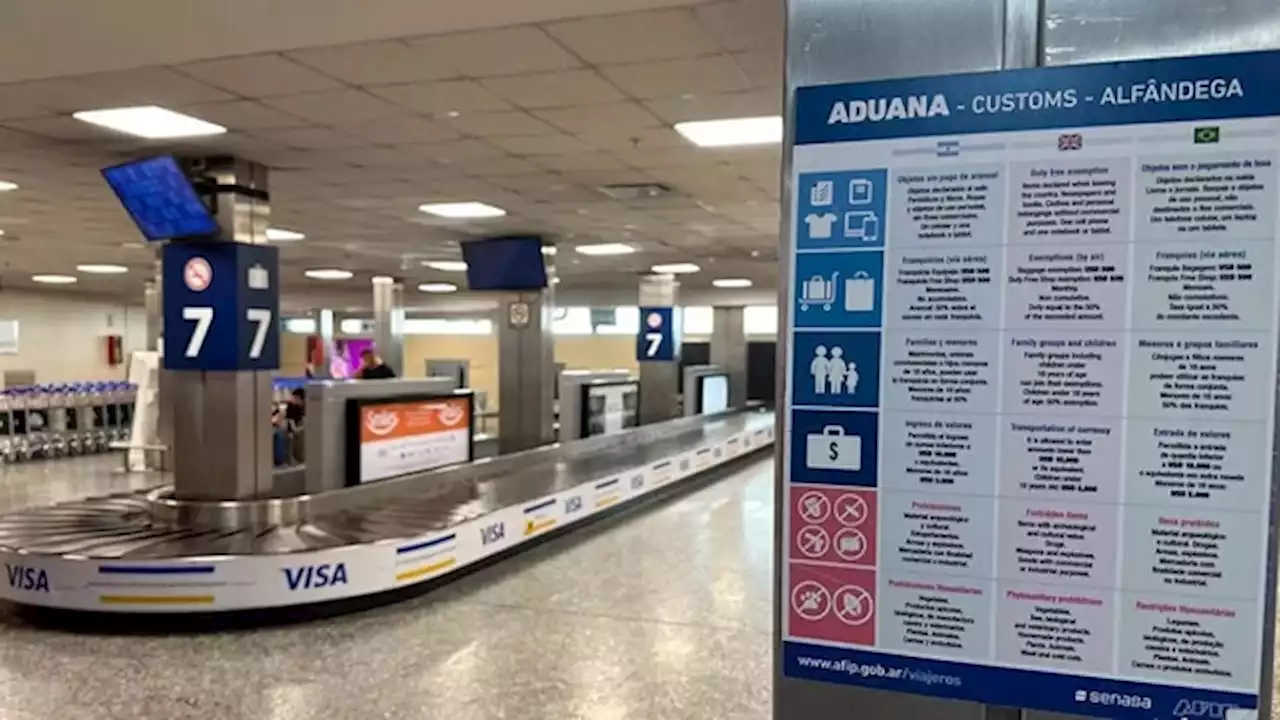 Aduana: cajas de teléfonos y notebooks que ingresan 'gratis'