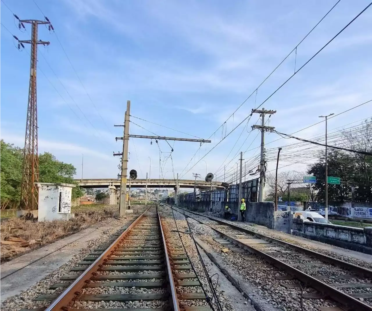 Ramal Saracuruna tem operação retomada após paralisação por queda de estrutura na linha