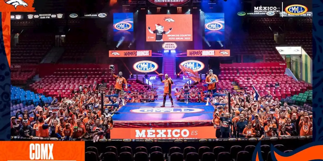 NFL: Aficionados de los Broncos de Denver encuentran en la Arena México el lugar ideal para su foto anual