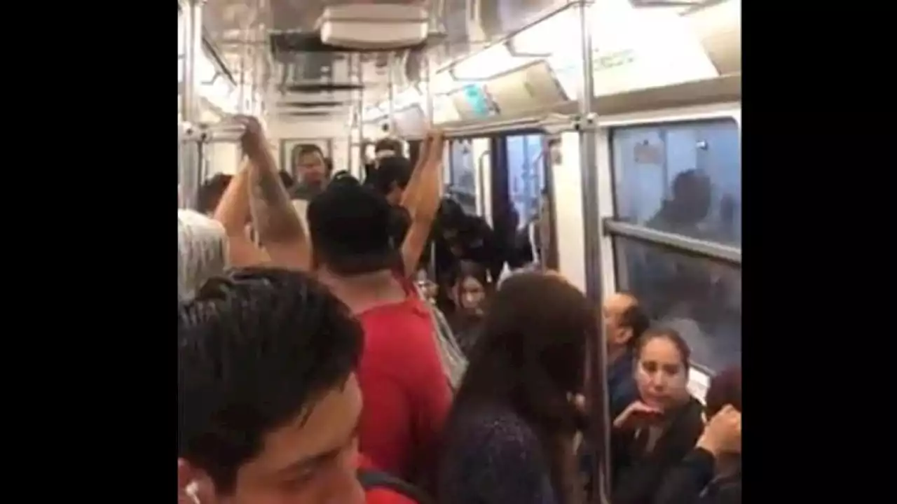 Metro Chabacano: Por avería, conductor pide a usuarios abrir puertas de vagón manualmente │ VIDEO