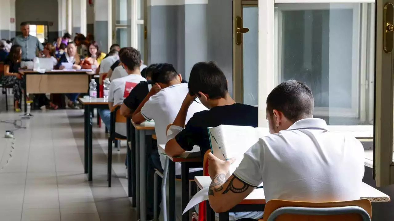 Troppo giovane per il diploma “abbreviato”: la scuola si accorge della svista a un anno dalla maturità. L’appello della mamma a Valditara