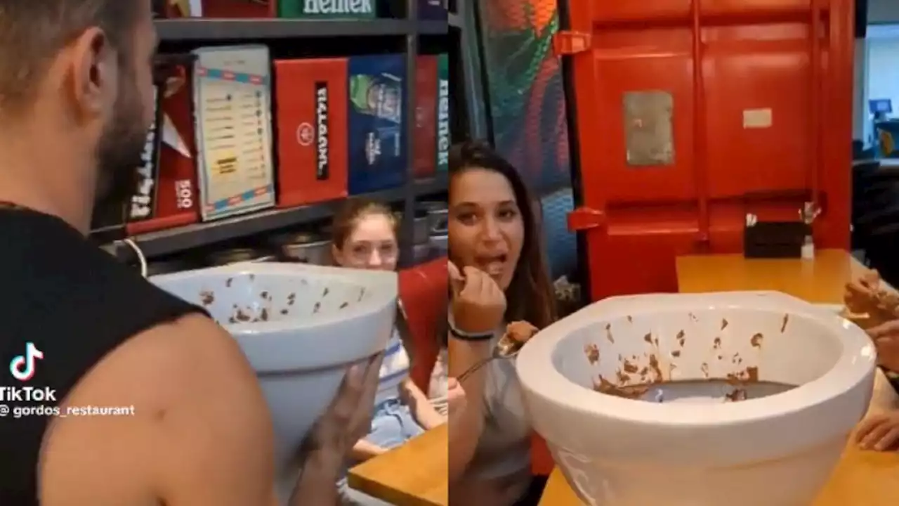 El viral más asqueroso: sirven helado de chocolate en un inodoro