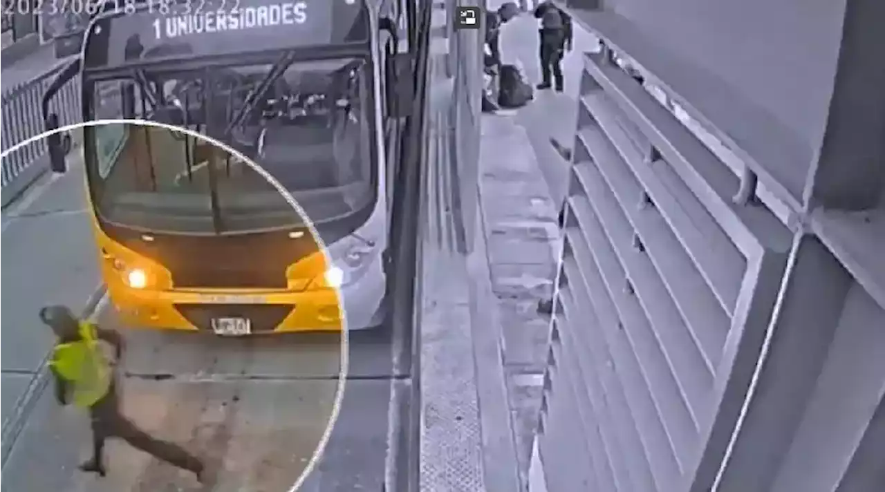 En video: una auxiliar de la Policía se enfrentó con valentía a un ladrón en Transmilenio