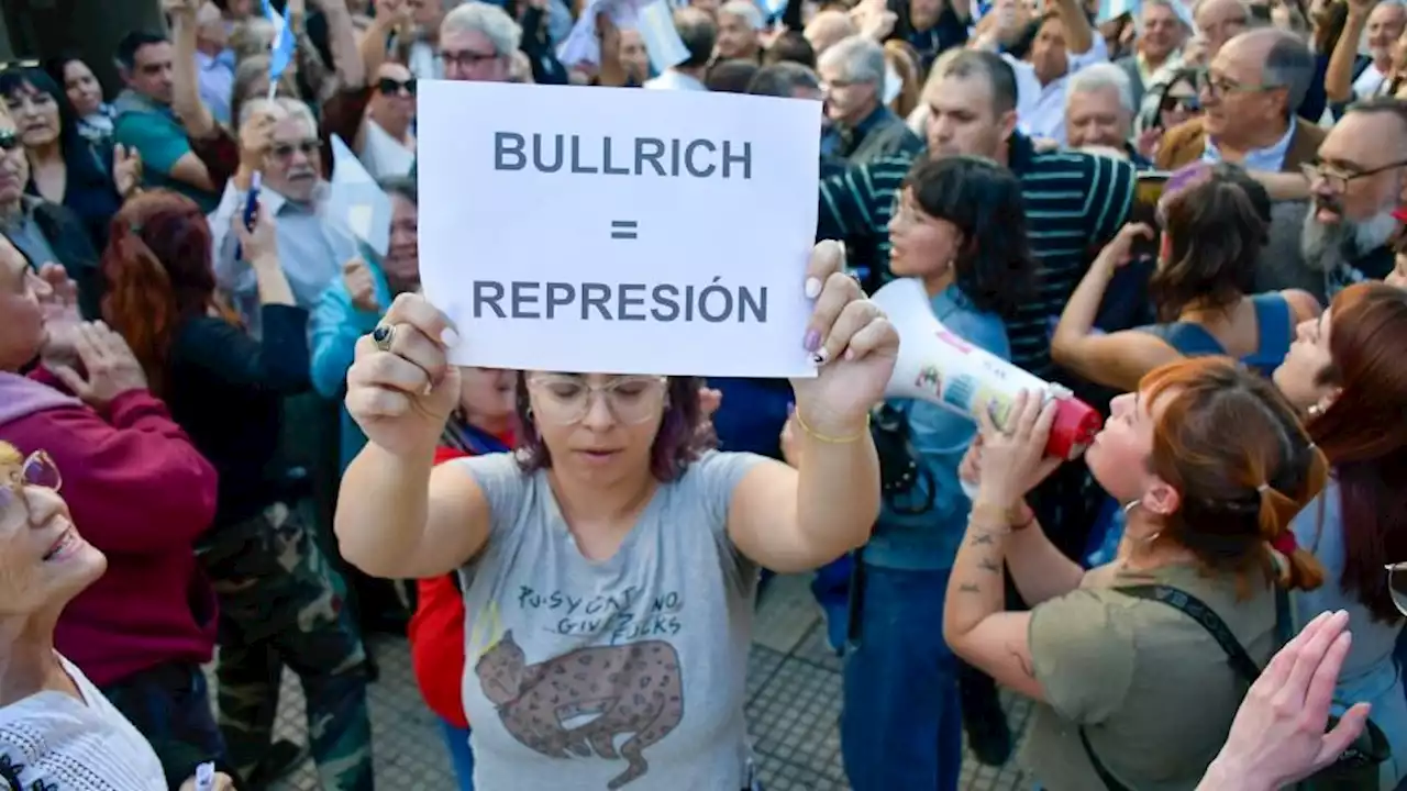 Repudio a Patricia Bullrich en San Luis: '¡Andate, no te queremos acá!' | Tuvo que refugiarse en un bar