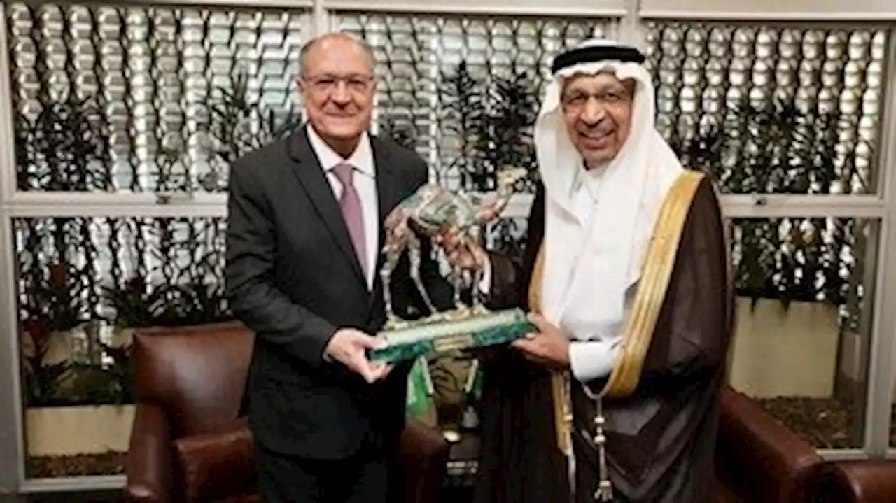 Alckmin devolve estátua de camelo que ganhou de presente do governo da Arábia Saudita