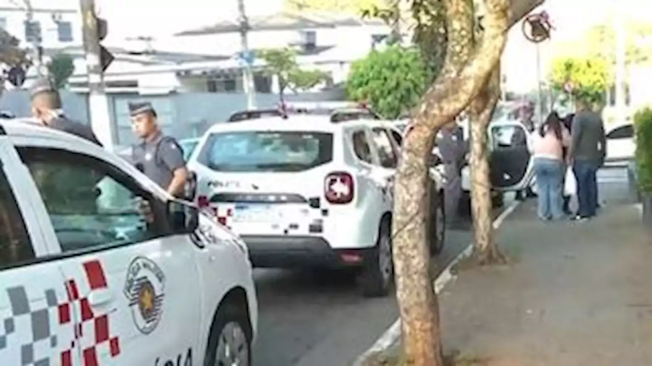 Viatura da PM é atingida com tiros de fuzil e policial fica ferida em Santos (SP)