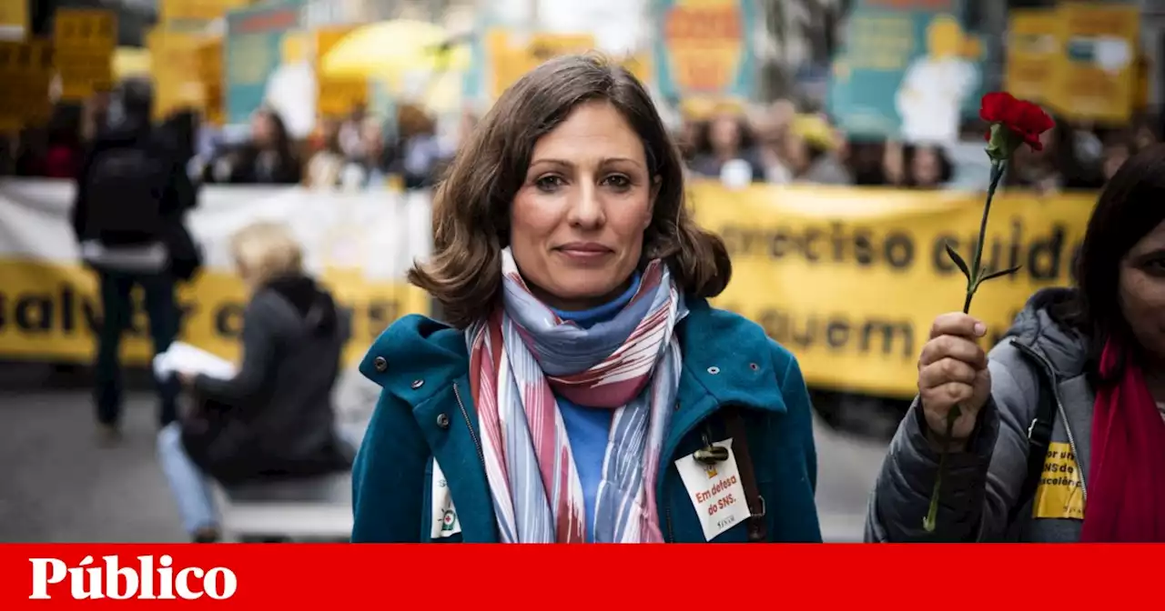 Mais de uma centena de médicos concentrados em frente ao Ministério da Saúde