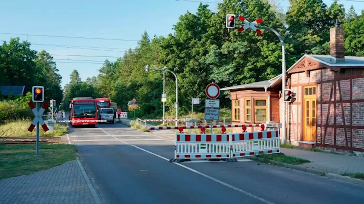 Unfall am Bahnübergang Fangschleuse - Bahnverkehr auf der Strecke RE1 gesperrt