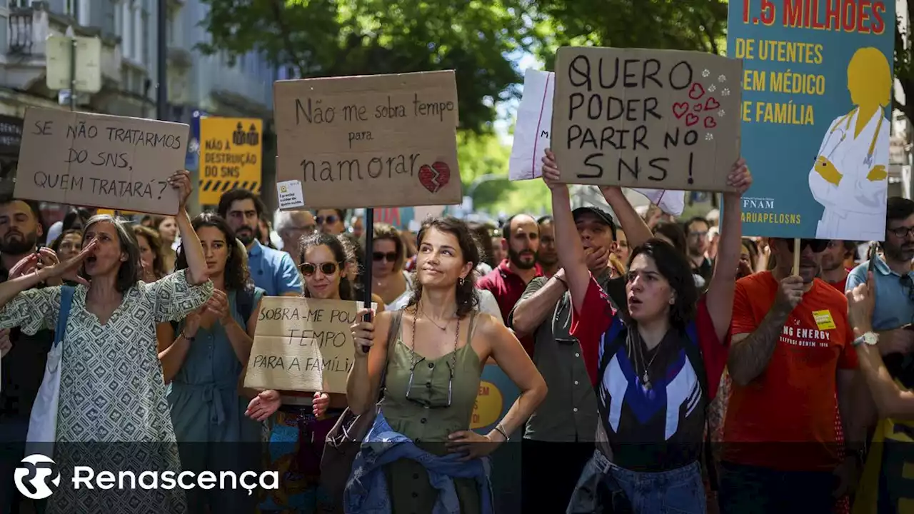 Mais de uma centena de médicos concentrados em frente ao Ministério da Saúde - Renascença