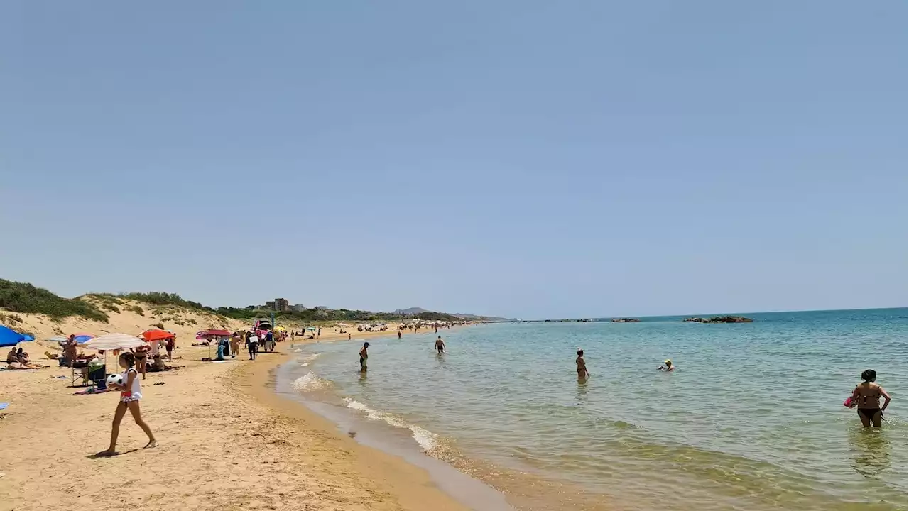 Fino a 500 euro a famiglia per una giornata al mare, turisti in fuga dai prezzi folli della Puglia: a luglio –20% di presenze nei lidi