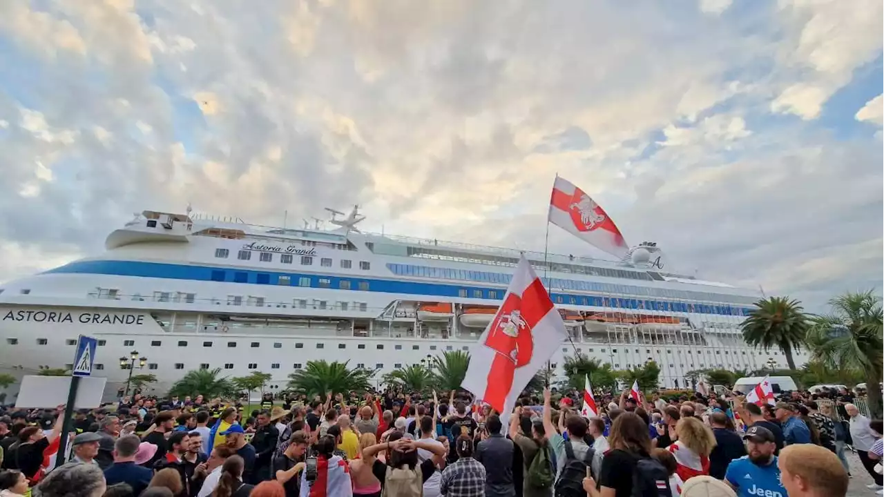 “Russi andate a casa”, proteste al porto georgiano di Batumi contro i turisti in crociera