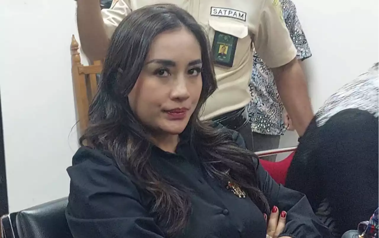 Suami Tak Hadiri Sidang Cerai, Shinta Bachir Kecewa