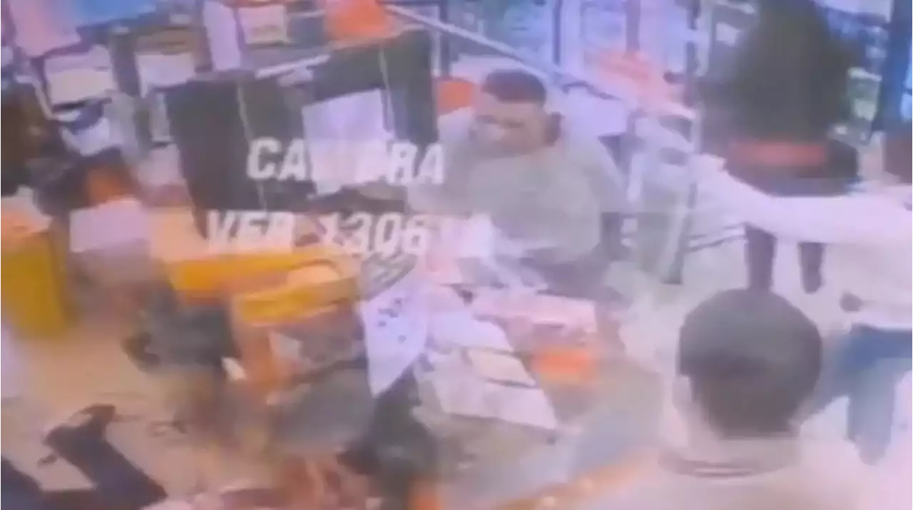 Una mujer discutió con un cajero, su marido lo noqueó y después destruyó el supermercado