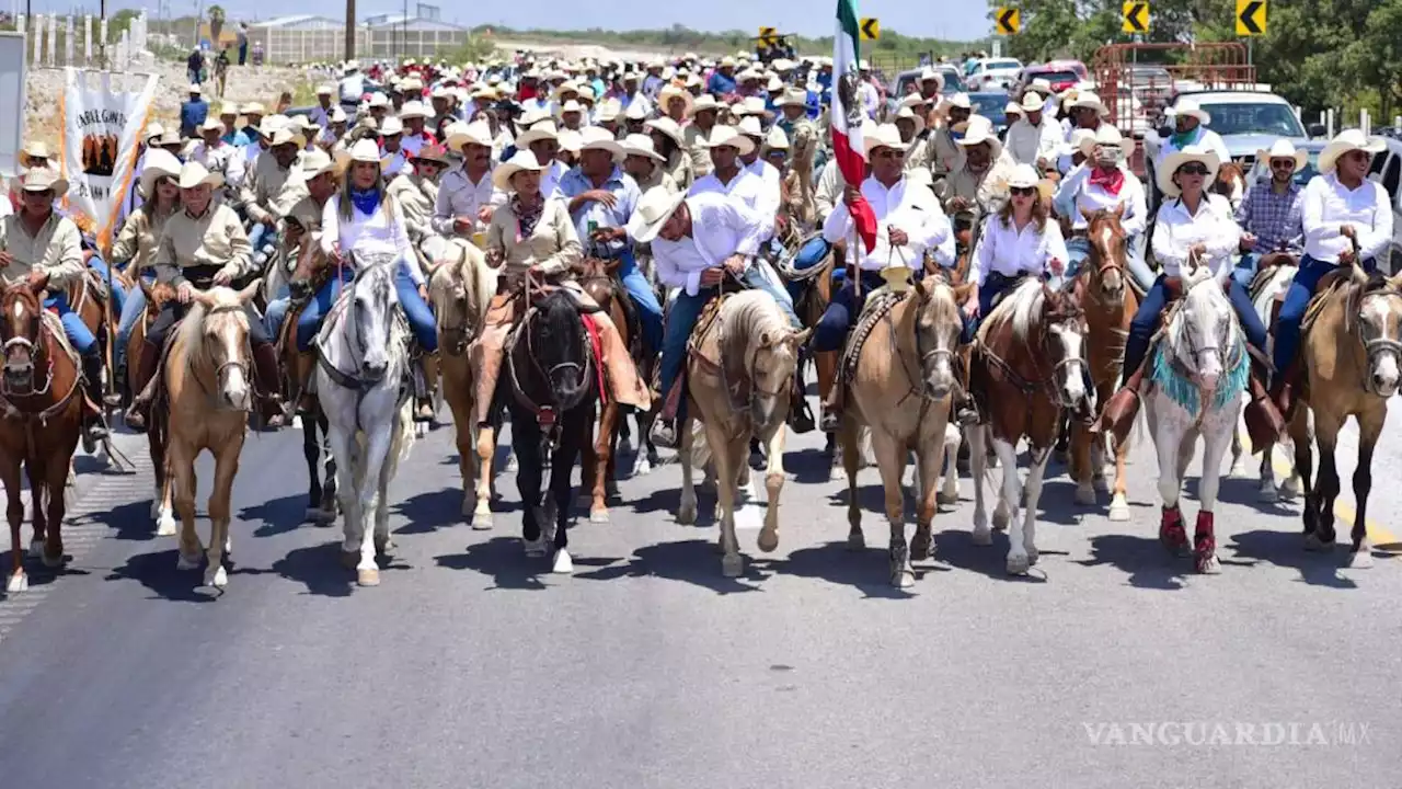 Participan mil jinetes en cabalgata de Cuatro Ciénegas