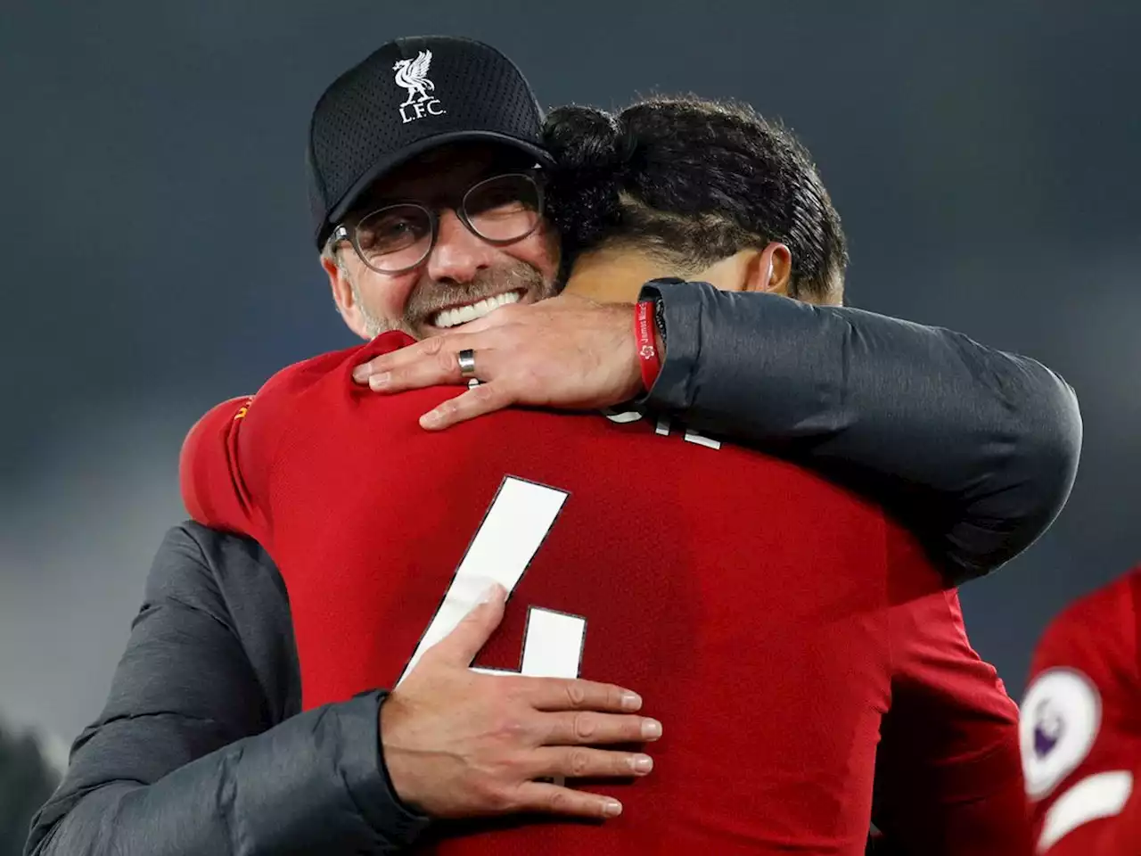 Klopp grapt over nieuwe aanvoerder Van Dijk: 'Goed voor de teamfoto's'