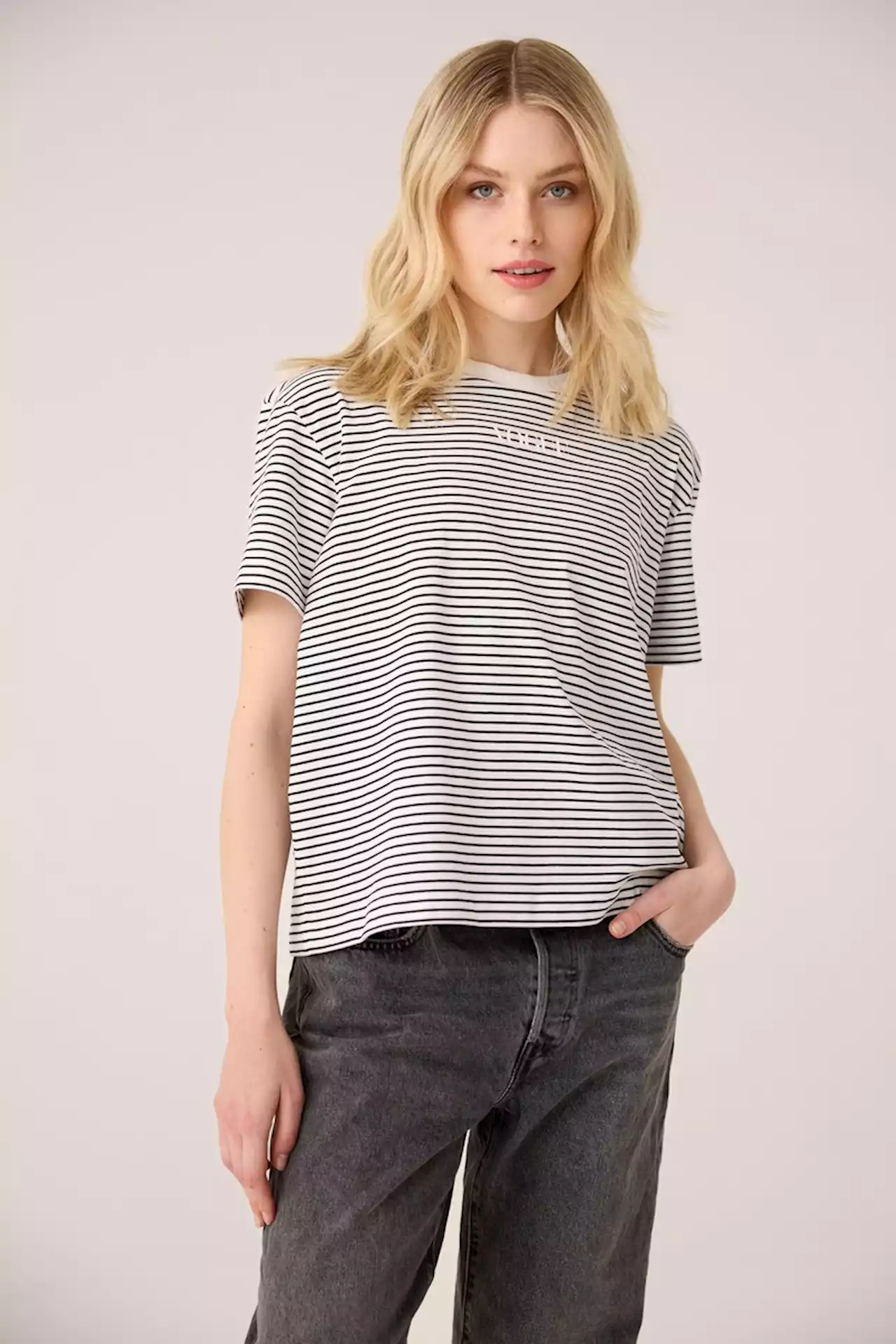 T-Shirt VOGUE bianca a righe nere con logo stampato