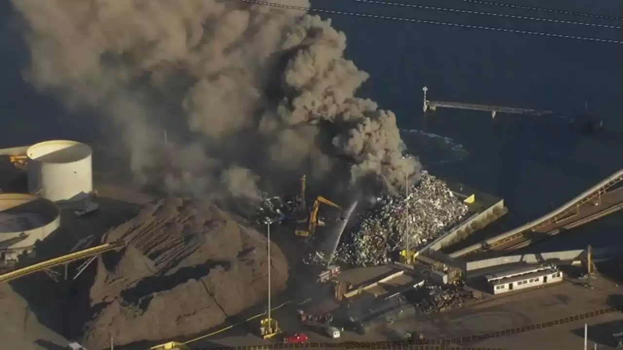 Huge plume of smoke from debris fire near Port of Oakland impacting air quality