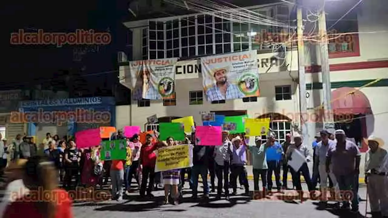 Protesta por la detención de un ganadero frustra presentación de libro de Eric Cisneros