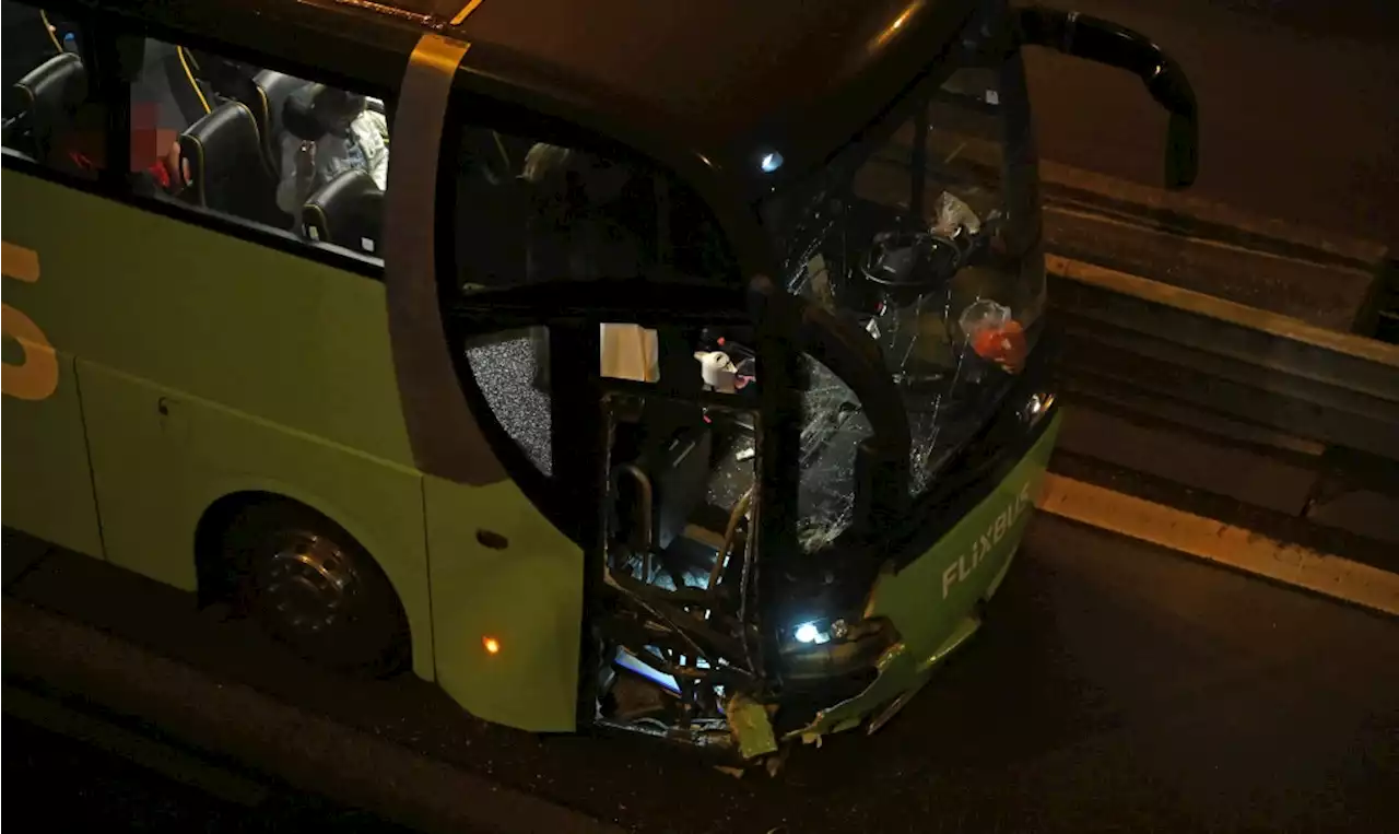 Flix-Bus rammt BMW auf der A111