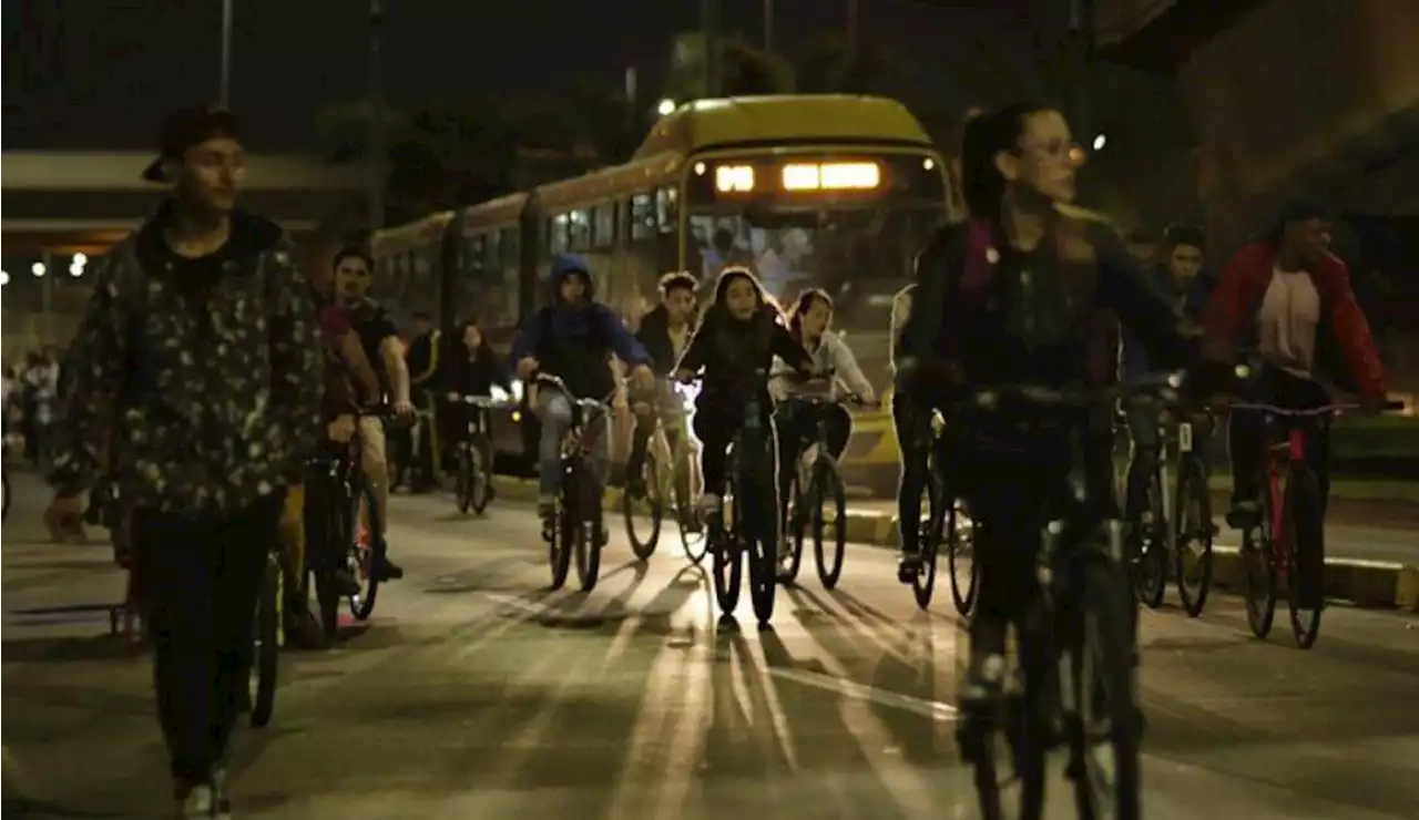 Ciclovía nocturna ‘Ciclofest’ ofrece bicicine, ocio y actividad física en Bogotá