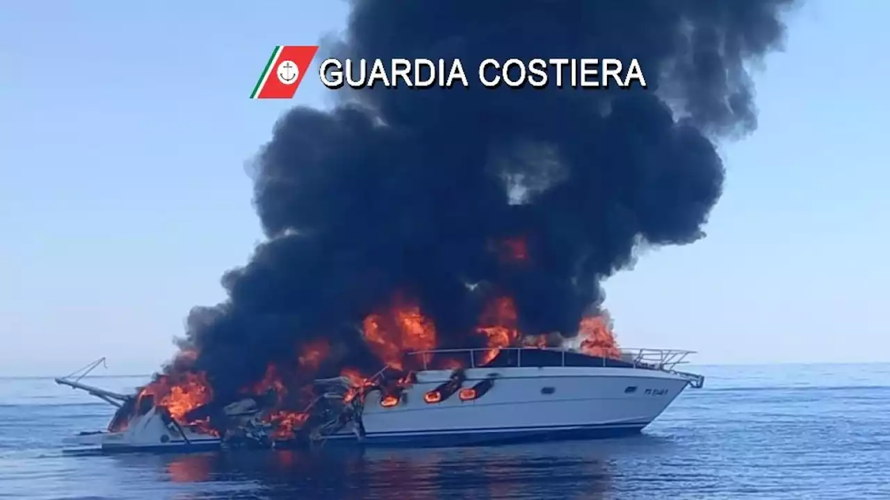 Livorno, barca di 13 metri va a fuoco al largo dell'isola di Gorgona