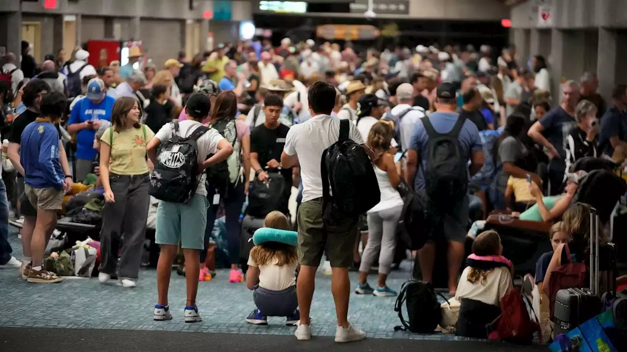 Maui wildfires live updates: Chaos at Maui's main airport as hundreds try to leave