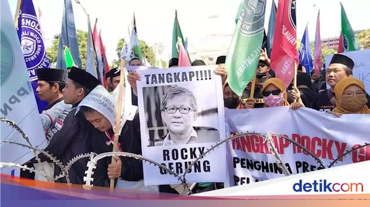 Massa Demo Minta Khofifah Keluarkan Aturan Larang Rocky Gerung ke Jatim