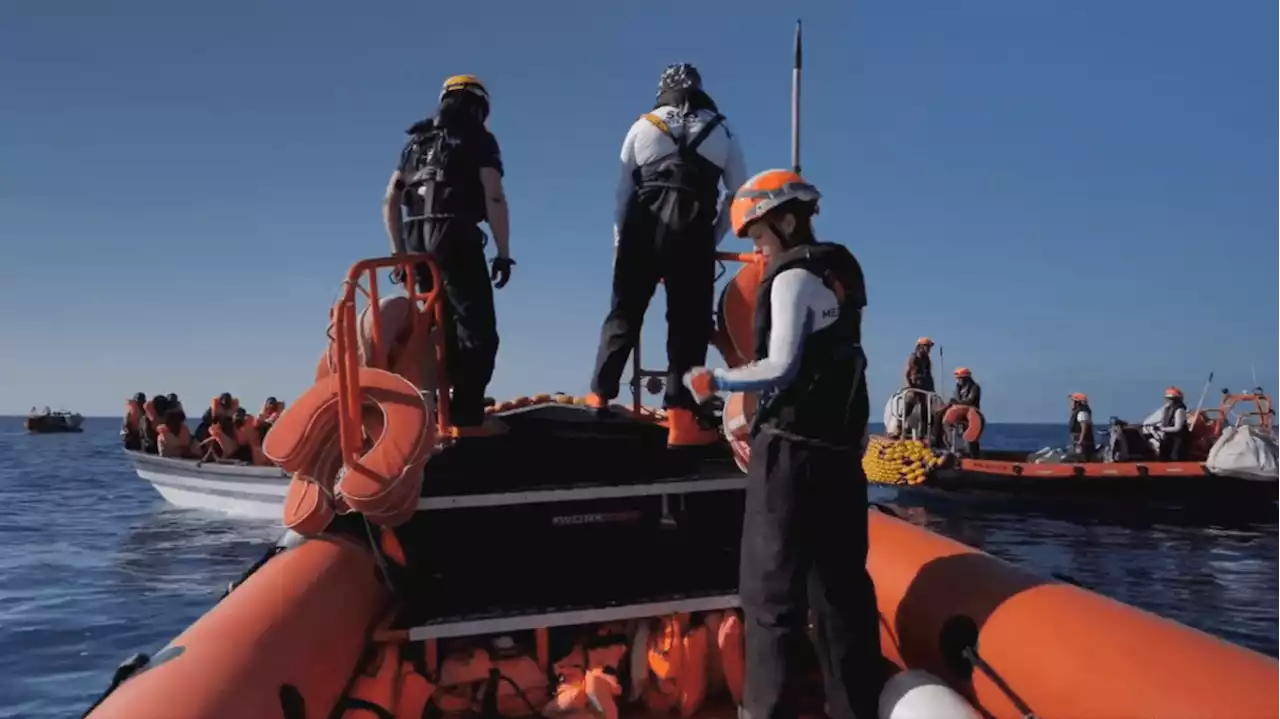 Migrants : le navire-ambulance 'Ocean Viking' sauve 55 personnes en Méditerranée