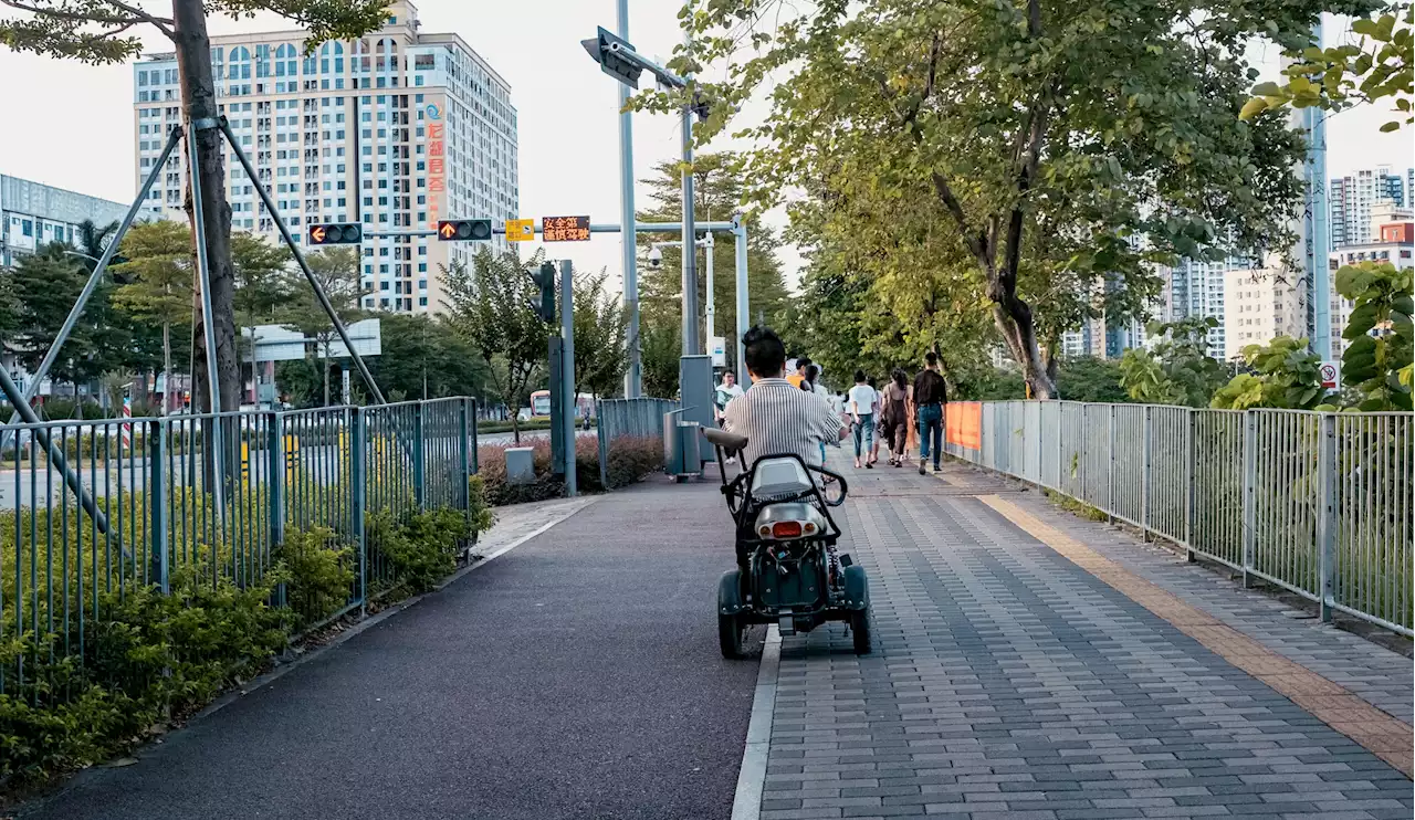 Les personnes en fauteuil roulant peuvent-elles circuler sur les pistes cyclables ? Oui et non