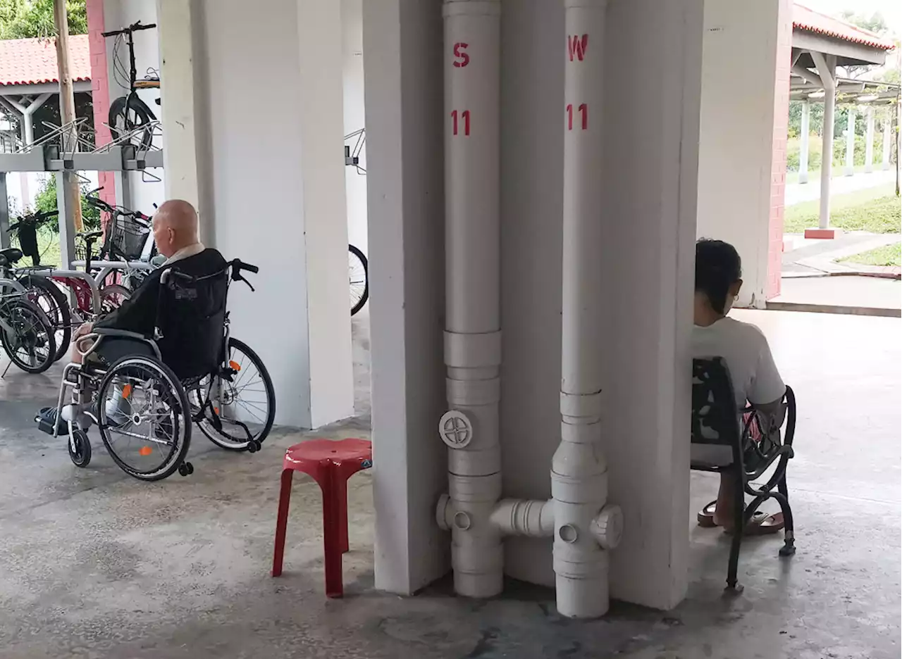 ‘It hurts me if this is happening to my elderly’ — Netizen sad to see uncle sitting alone in wheelchair while maid plays with her phone - Singapore News