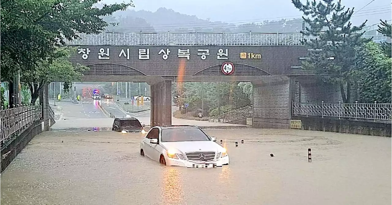 태풍 '길목' 부산경남 당했다...도로 잠기고 수백 세대 정전 (사진 6장) | 중앙일보