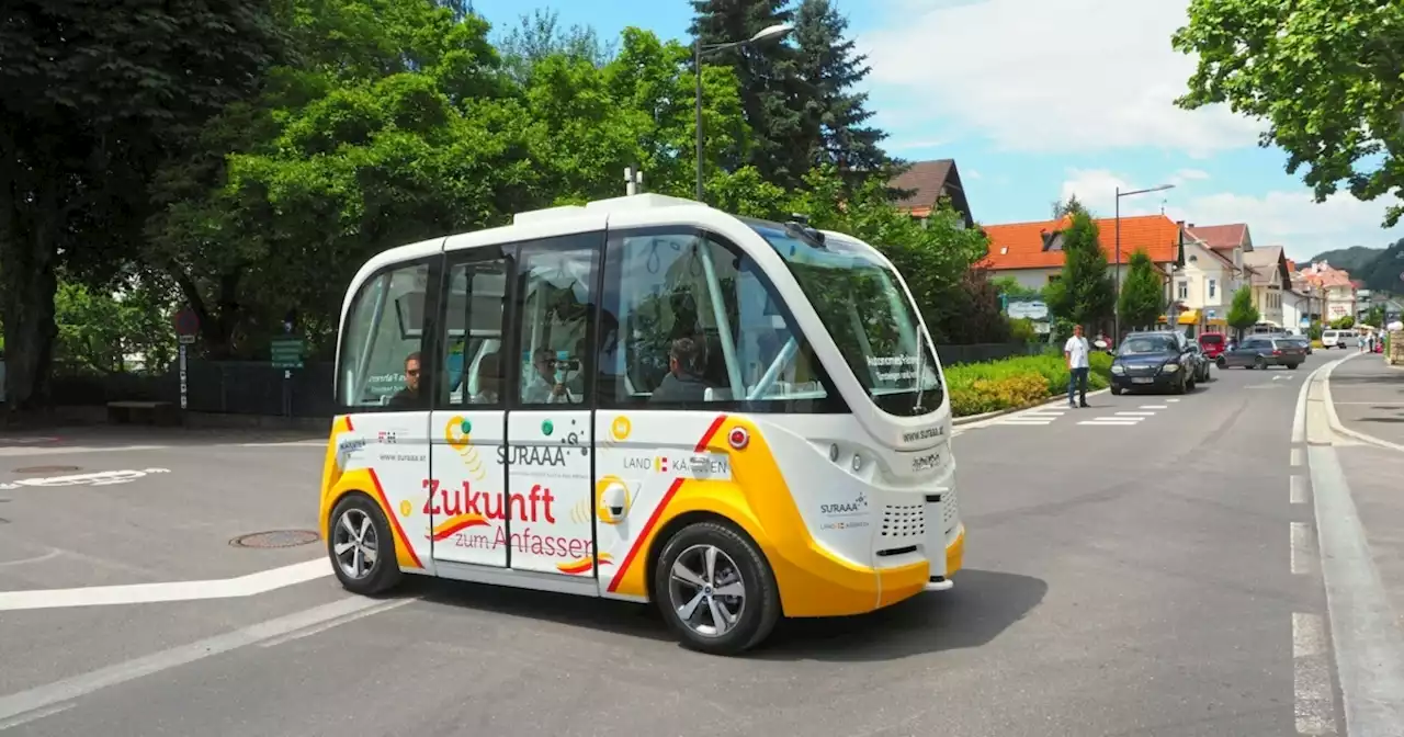 Hightech-Bus krachte in drei parkende Autos