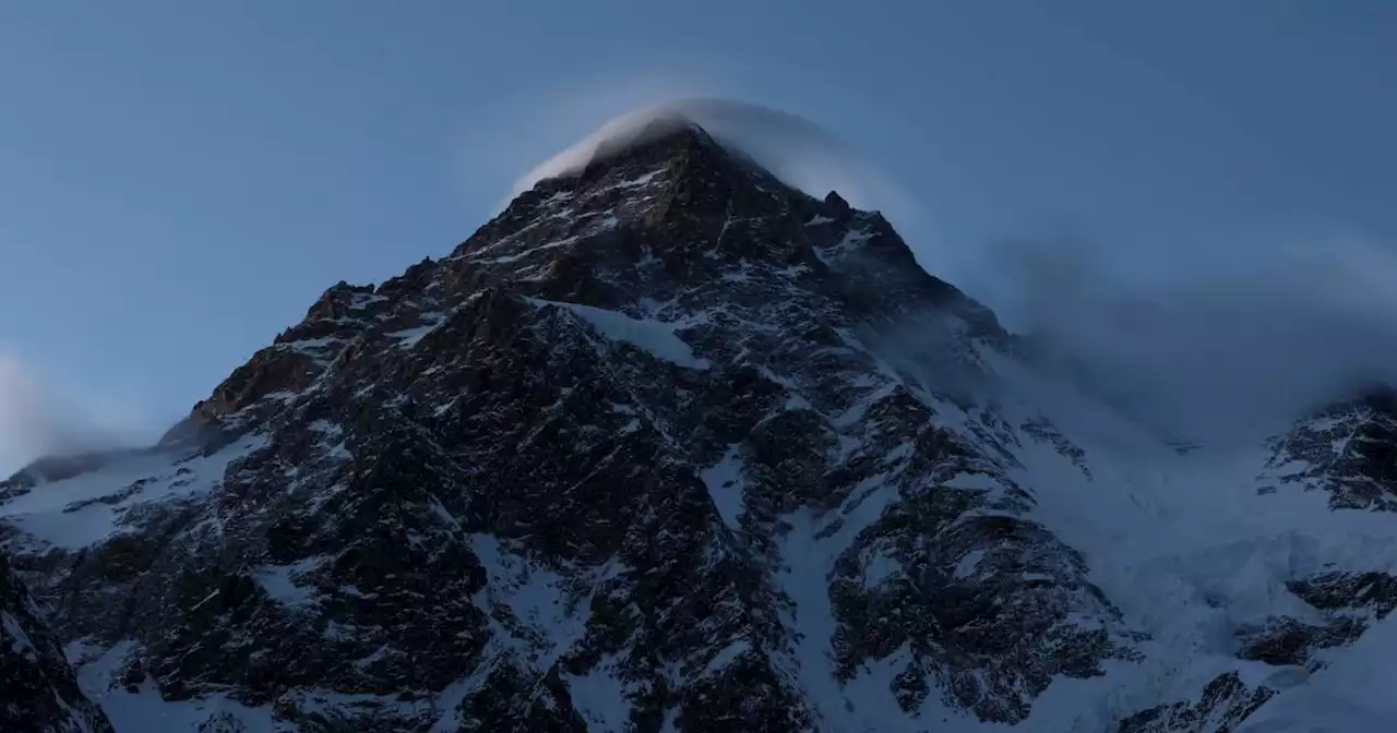 Drama am K2: Dutzende Bergsteiger steigen über sterbenden Höhenträger