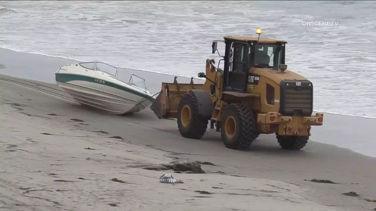 Illegal immigrant smuggling boat found on beach in Del Mar -