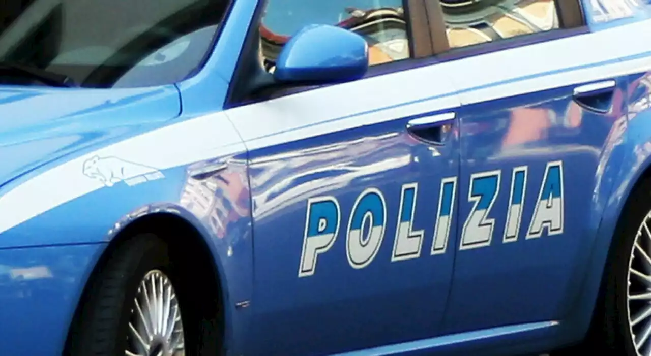 Aggredisce gli agenti che fanno irruzione in casa: uomo ferito da un colpo di pistola