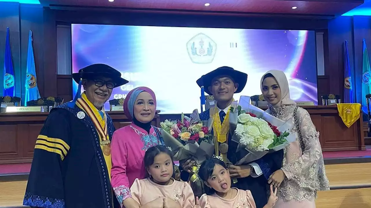 Deddy Mizwar Wisuda Bareng Anak, Tak Hanya Dapat Gelar Doktor tapi juga Wisudawan Tertua