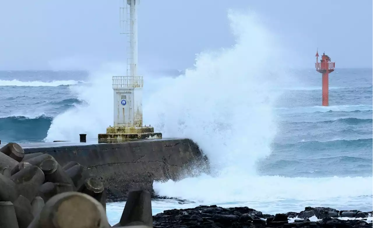 Tropical storm Khanun begins battering South Korea