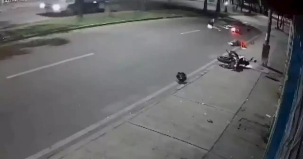 Joven fue arrollado mientras revisaba su moto en plena calle: impresionante video