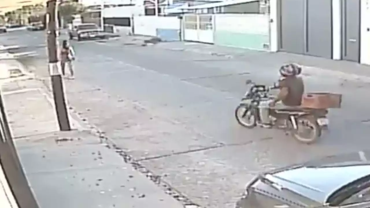 Un motociclista ataca con picahielos a una mujer en San Luis Potosí (Video)