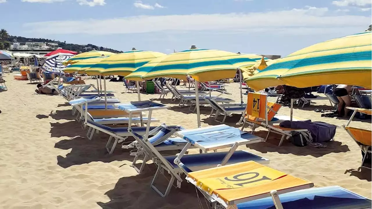 In Puglia spiagge libere ma solo a parole: così la costa è stata occupata dagli abusivi