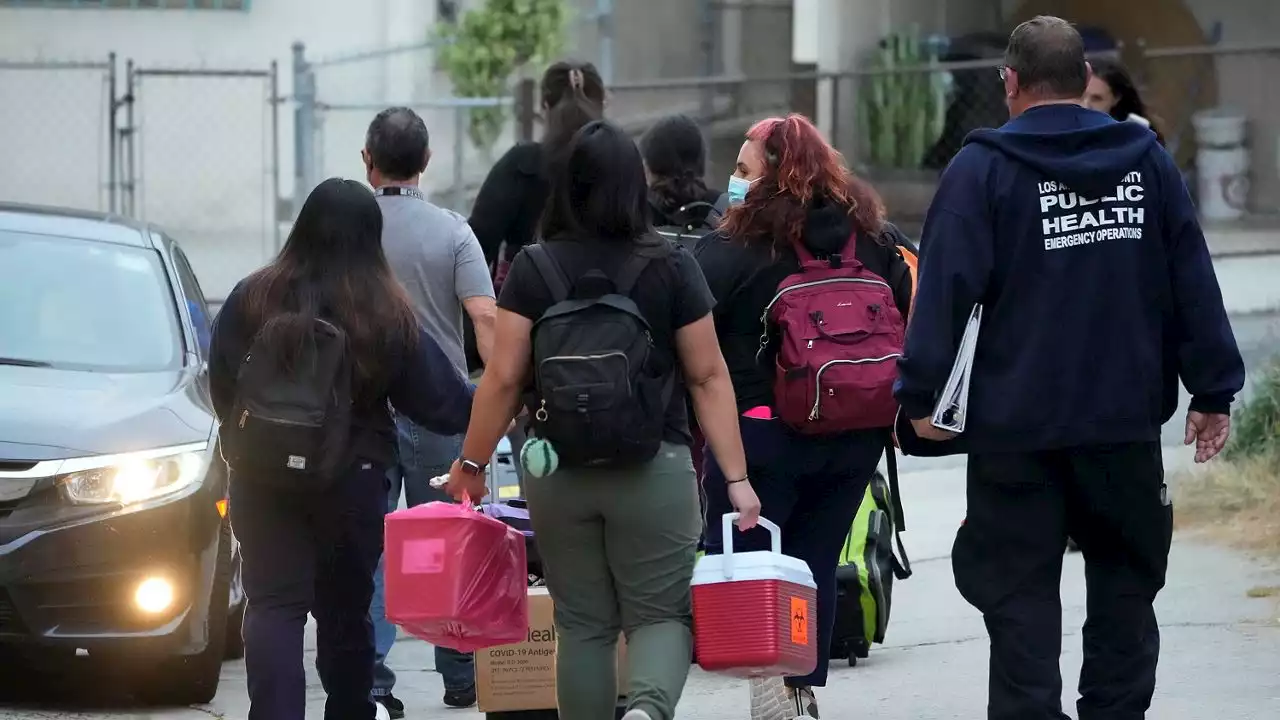 Seventh bus with migrants arrives in Los Angeles from Texas