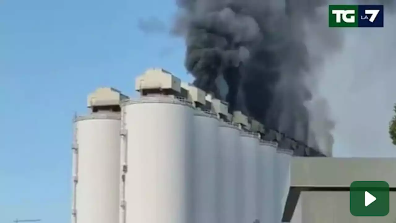 Francia, incendio in un silos di grano a La Rochelle