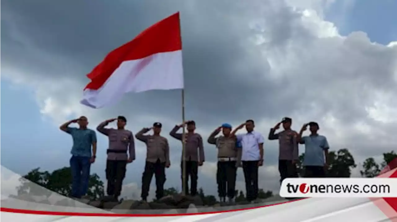 Polsek Belakangpadang Mengibarkan Bendera Merah Putih di Pulau Terluar Tak Berpenghuni Menyambut HUT RI ke-78