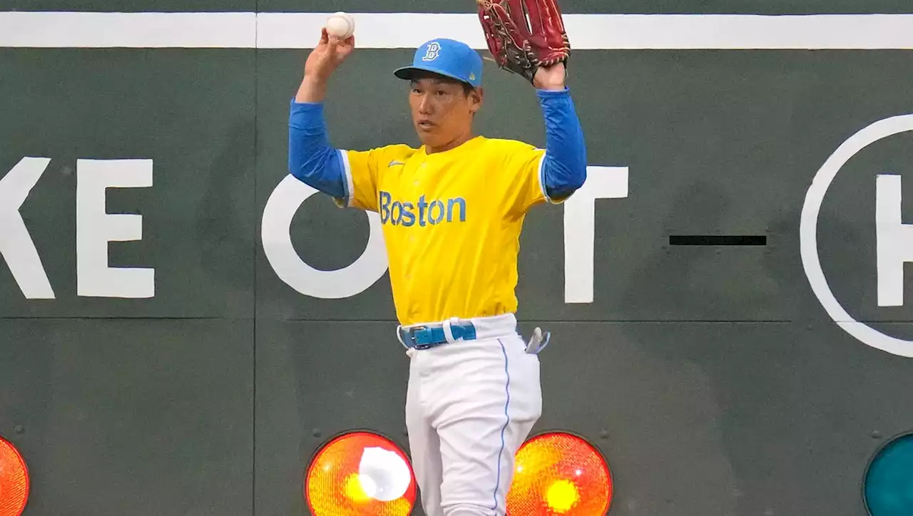 Royals' Kyle Isbell deep drive gets stuck in broken light on Green Monster scoreboard