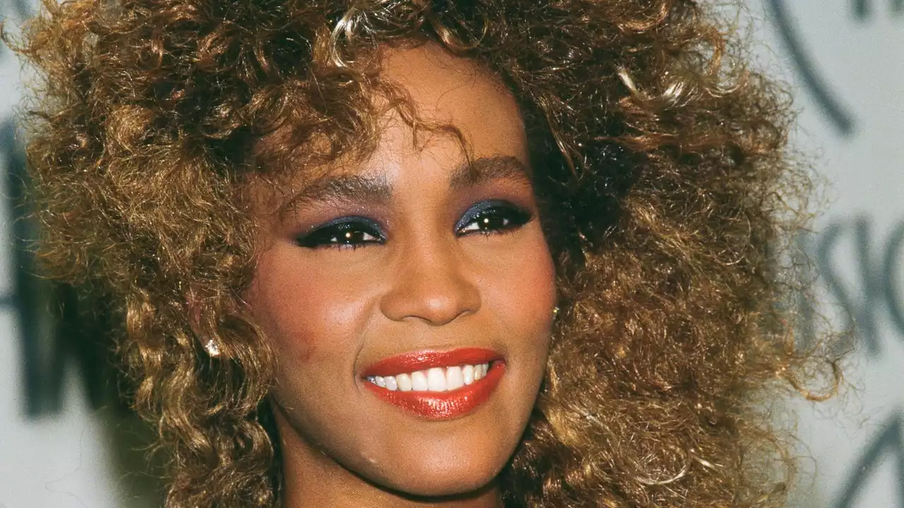 11 of Whitney Houston’s Most Dazzling Beauty Looks