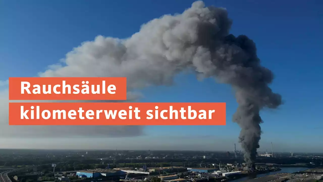 Brand auf der Schrottinsel in Duisburg